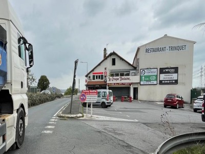 panneau affichage publicitaire G120B
Quai Mousserolles - Sortie ville - Mur trinquet - MOUGUERRE
En direction d'Urt